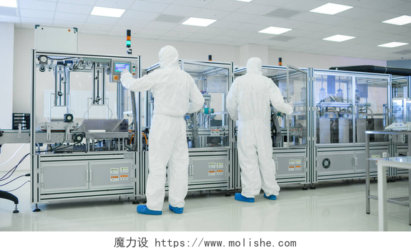穿着防护服的人在无菌的实验室里在身穿无菌防护服的科学家制造设施团队中，现代工业3D打印机的安装、高精密制造过程中的半导体.